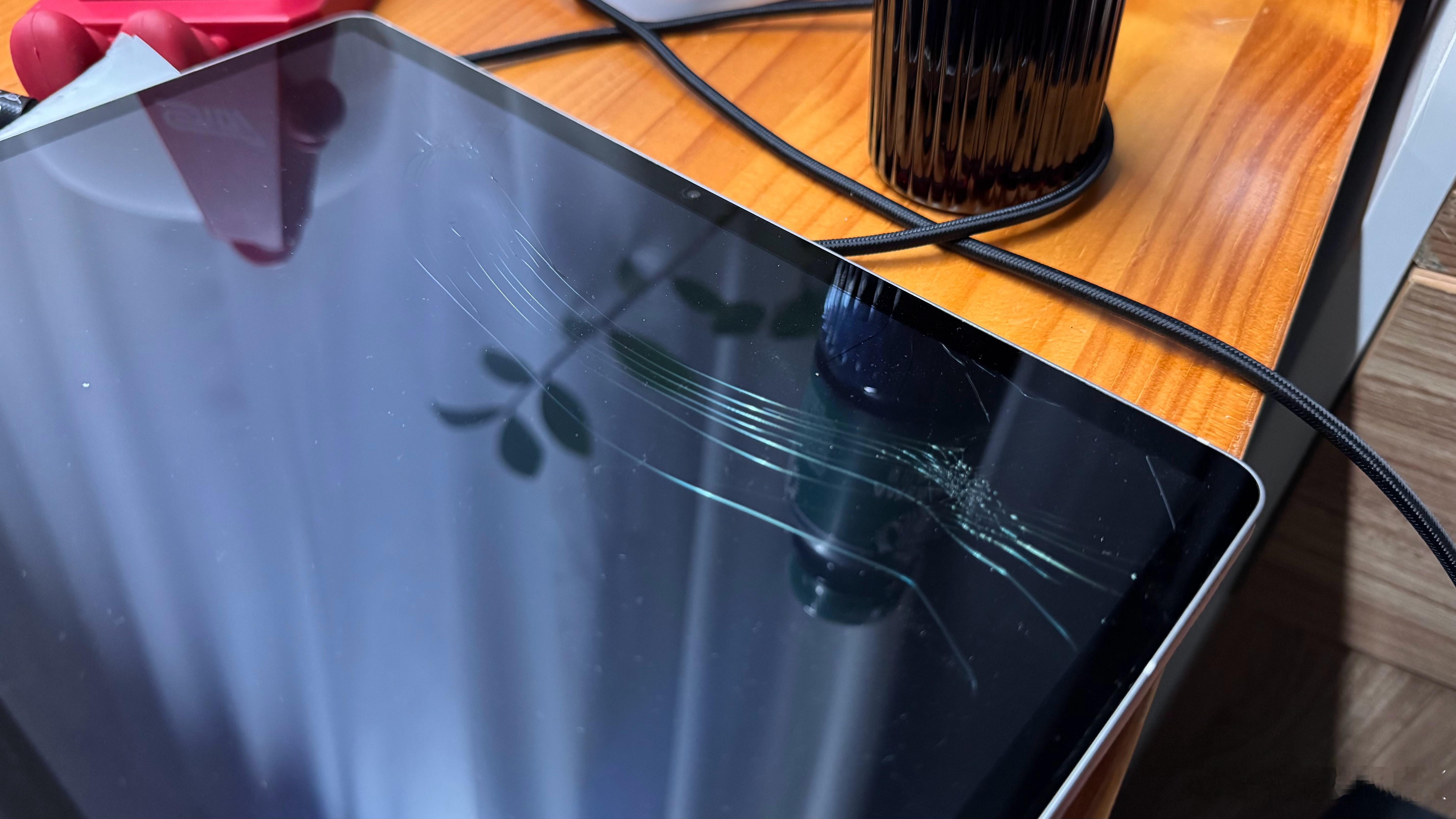 刚不小心把三星的Pad坐碎了….啊啊啊啊啊啊啊啊心情好低落 