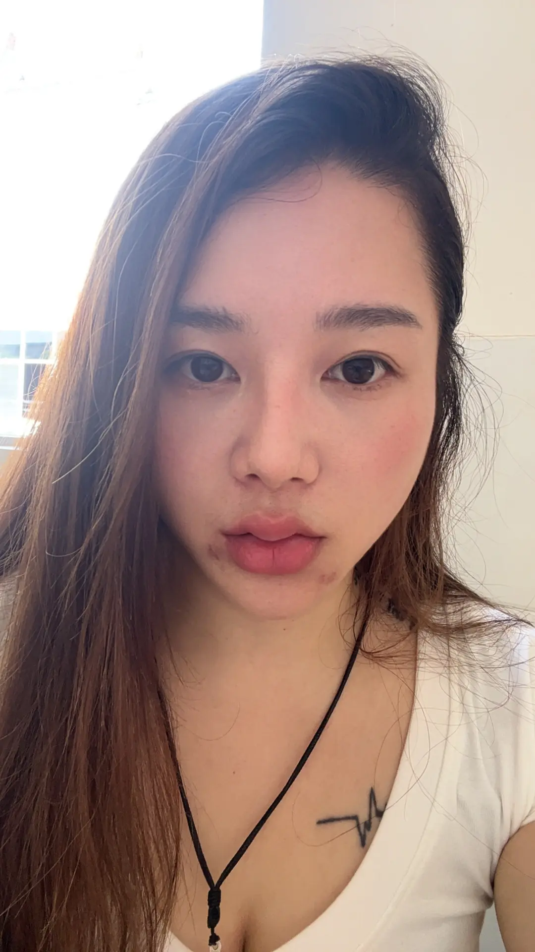 不得不承认自己老了，不开美颜有痘印有斑有皱纹，40岁了好像什么都有，又...