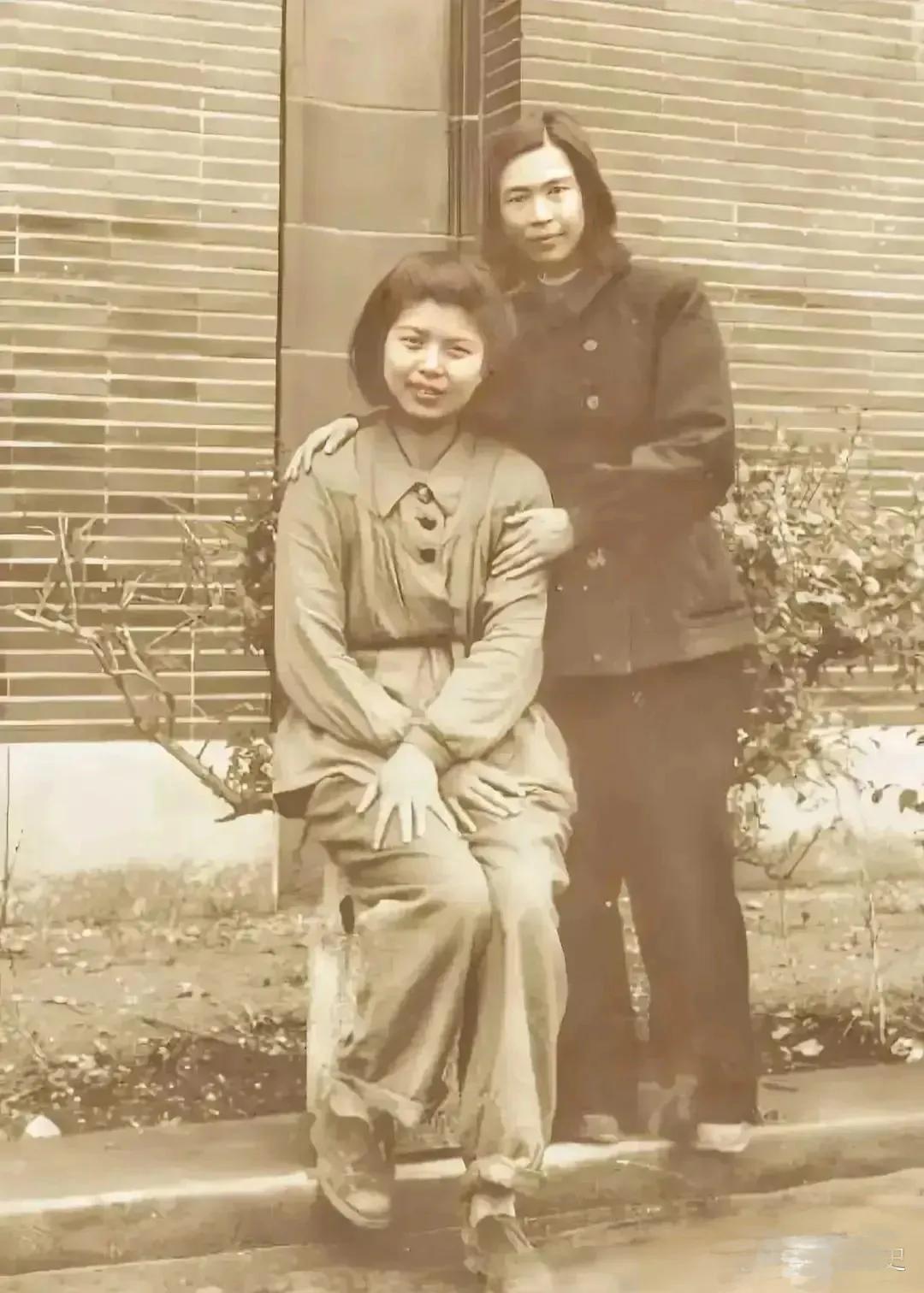 贺子珍站在一女子旁合影照曝光！近日发现一张贺子珍年轻时的一张照片，贺子珍和一年轻