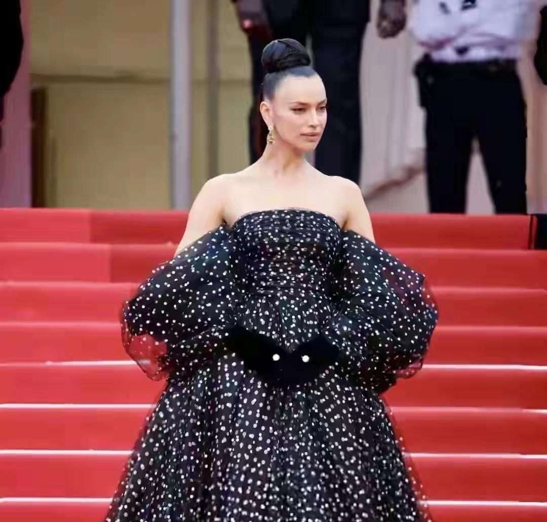 离开C罗的伊莲娜，为何像变了一个人呢？
很简单，三个原因！
第一，她后悔了，离开