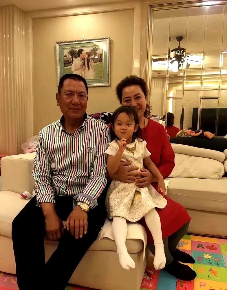 贾乃亮父亲的一头白发，才是这顿21道菜年夜饭，最扎心的一笔账单。
 
桌上，帝王