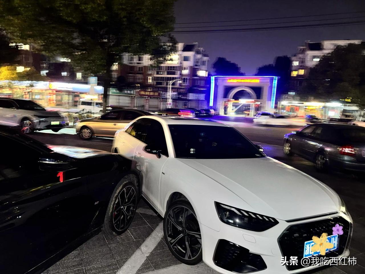 被剐蹭的大哥竟是干汽修的
一不小心，弯打小了，嘿嘿…手足无措，先给刚刚分别的姐姐