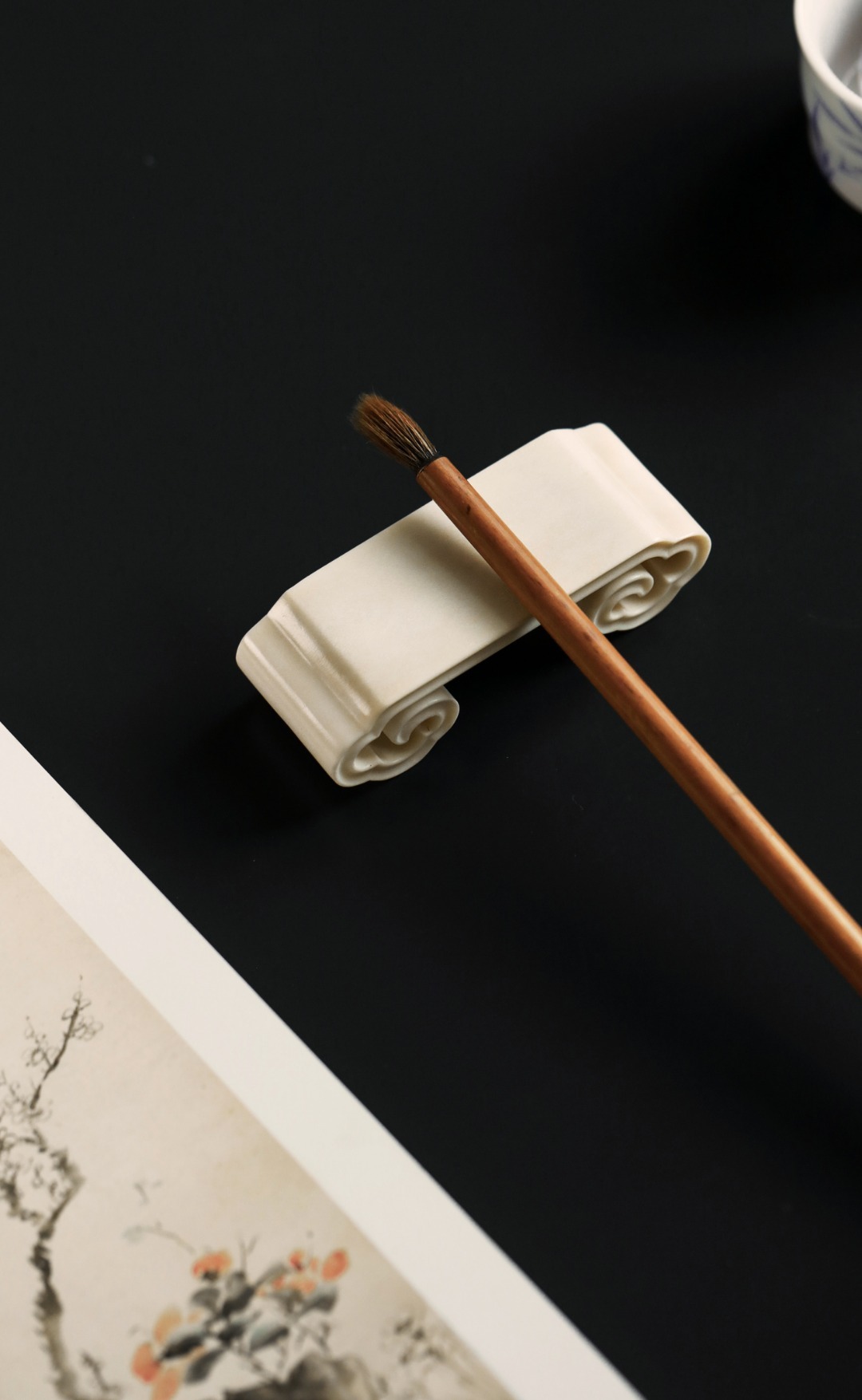 鹿角 | 祥云 底座取料凝润，如云舒卷，载古托珍，秀美精致，案几陈置，素雅文气。