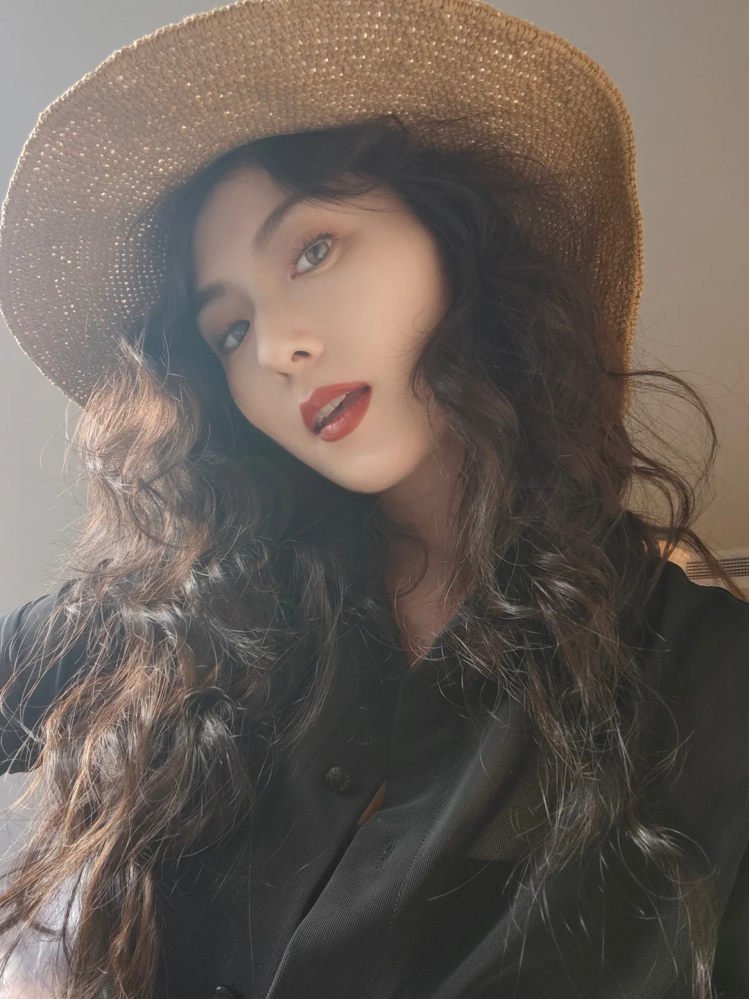 美女的做作自拍罢了