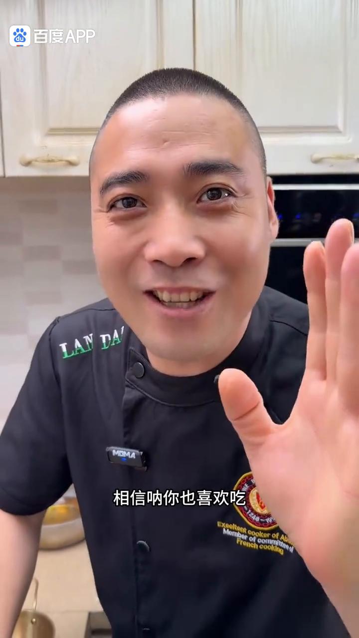 ·往空盆里边放入一碗米饭，再往里边打入一枚鸡蛋，然后给它抓匀，做出来就是一道大朋