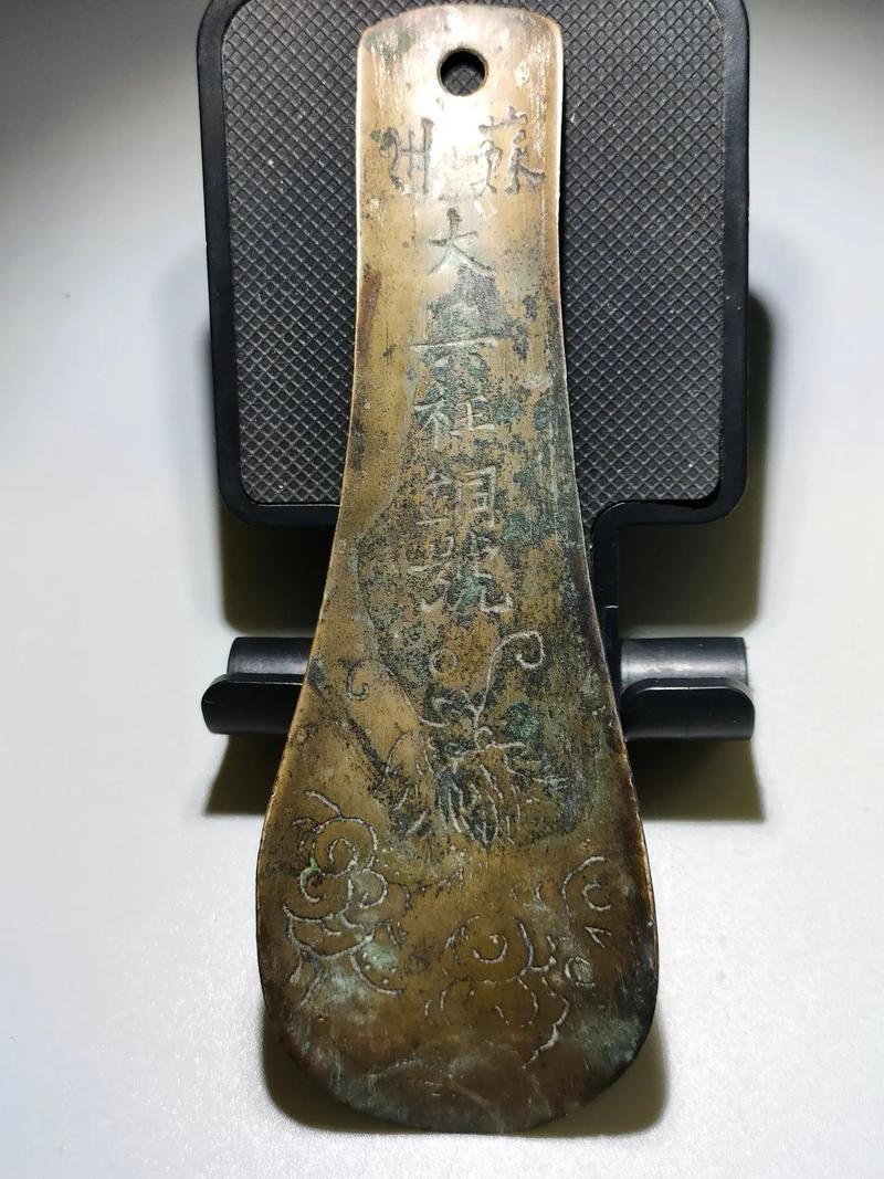 古人穿鞋不弯腰的神器：小小鞋拔子，为何成明清文人的风雅密码？

对于我们来说，现