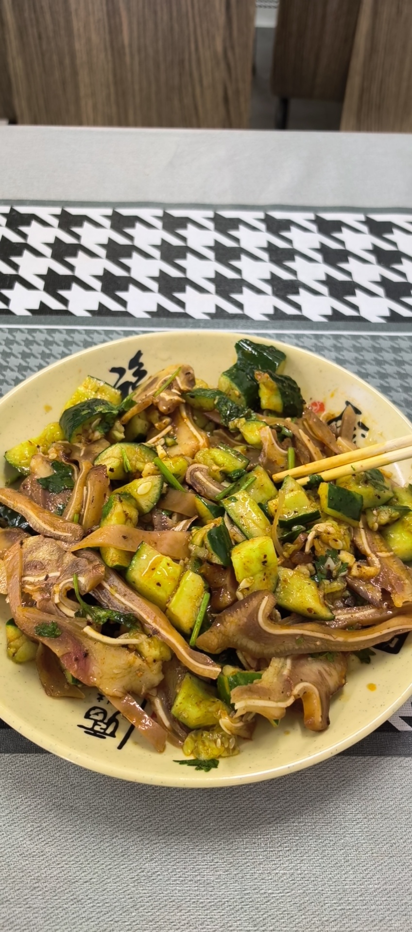 我（看了下东北饺子馆墙上的价格，45元）:老板来个猪耳朵老板:小伙子这个给你来个