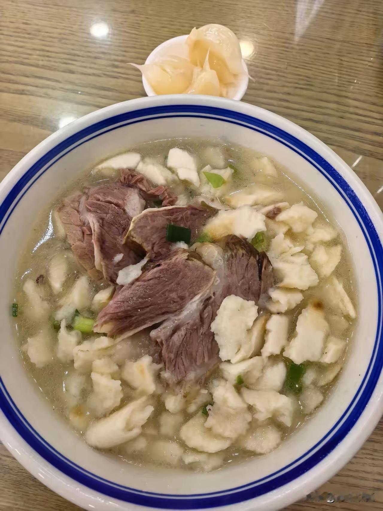 来陕西要是没吃过这两样的话，真是有种白来一趟的感觉。羊肉泡馍和油泼面，真是看一次