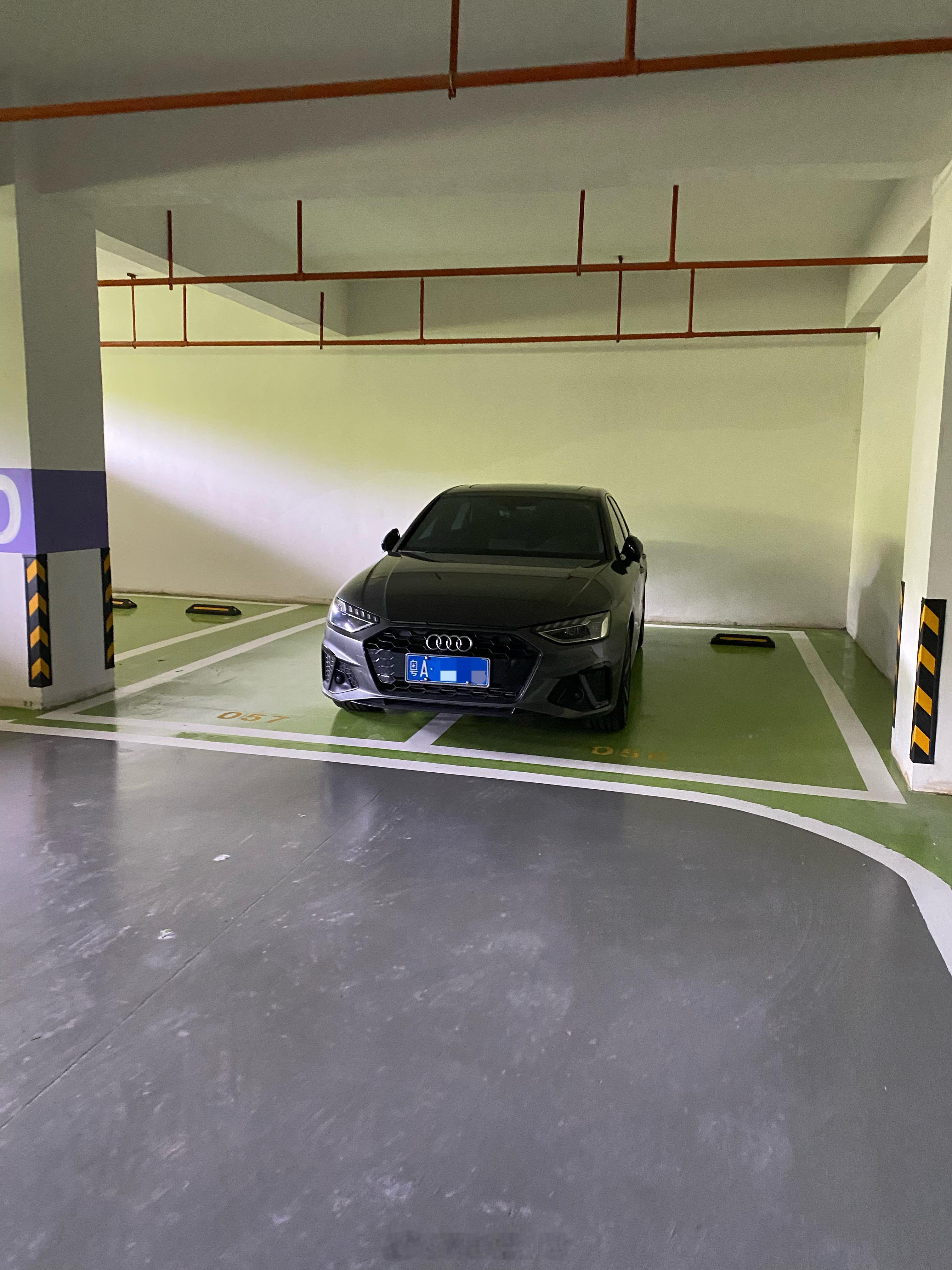 对于乱停车，并不是那个梦想品牌车主独有，大多数人停车技术都不怎么样，没有空间感，