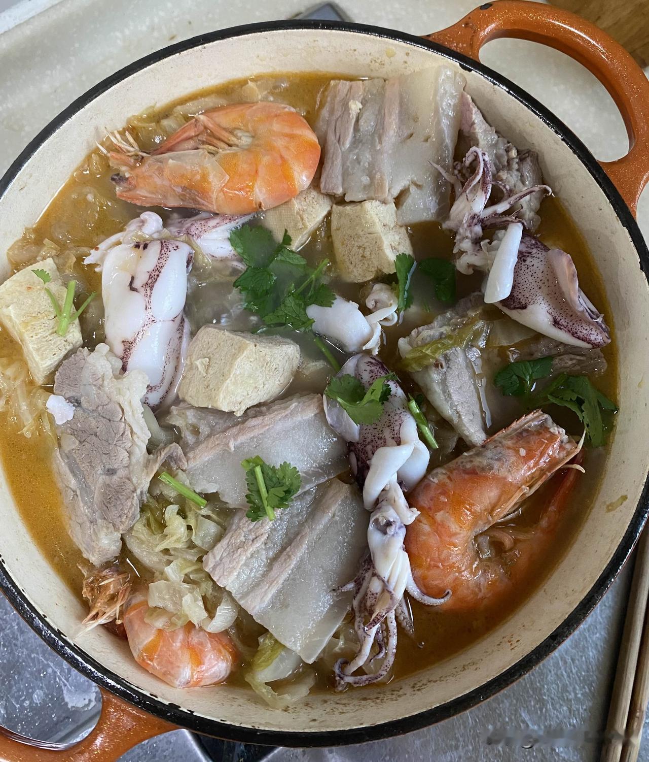昨天做了一份大连海鲜酸菜锅，味道绝了。昨天晚上，我把放在冰箱里的酸菜拿出来一棵解