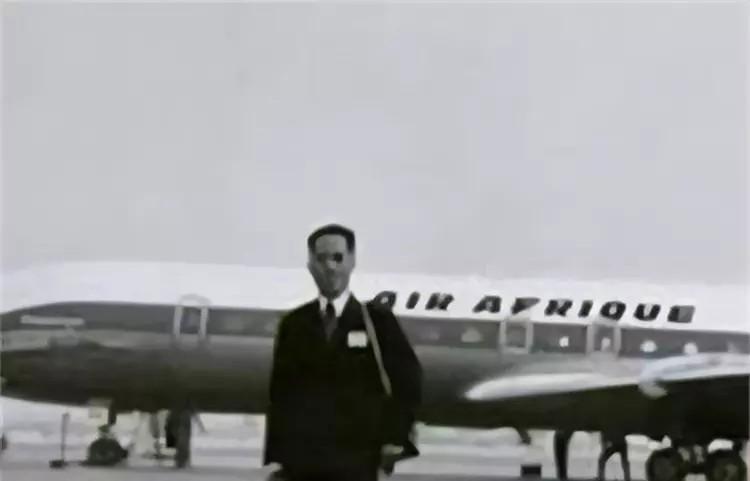 1985年11月，我国外交官何存峰乘坐美国客机飞往纽约，在飞行途中，何存峰去了一