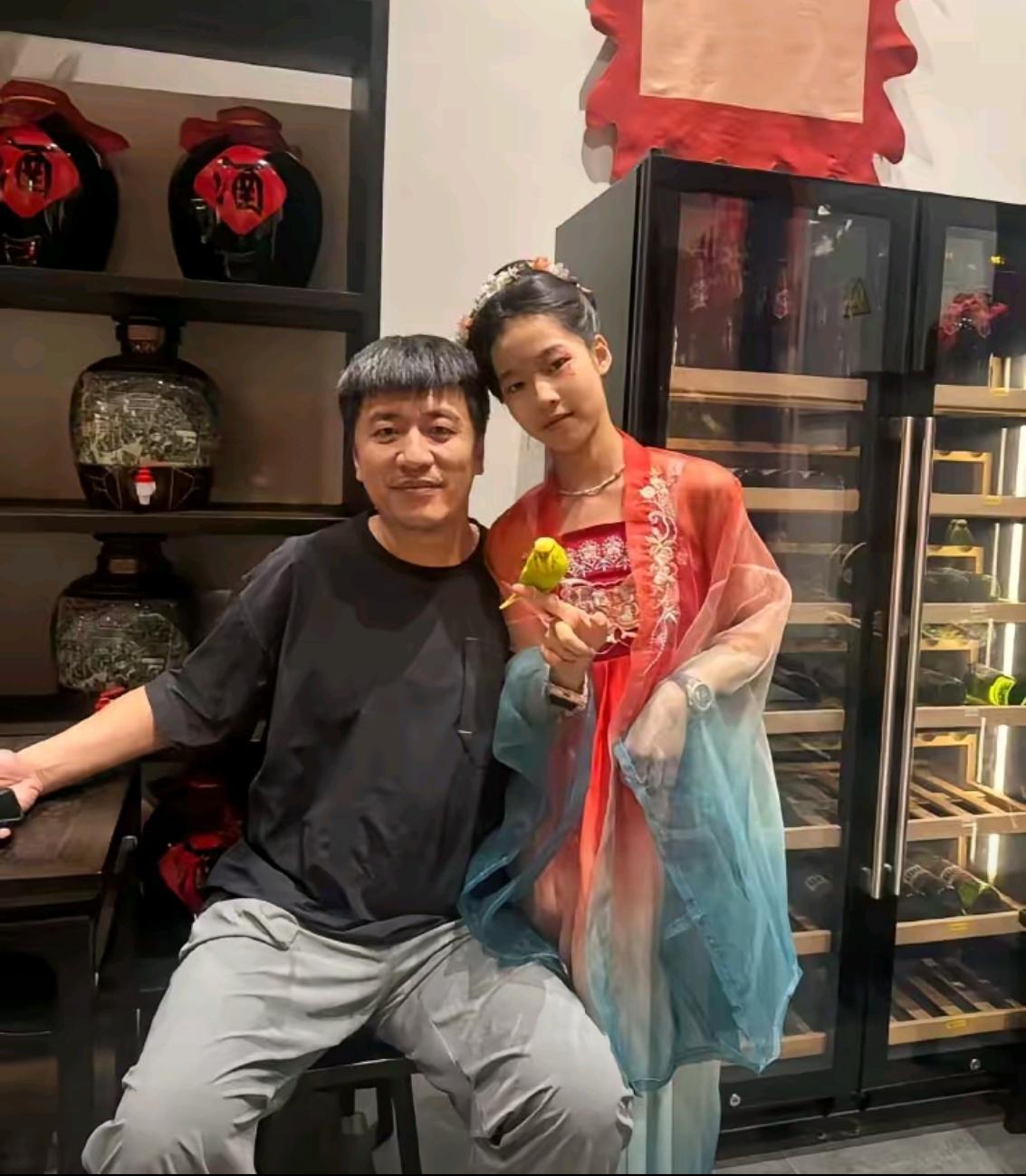 张雪峰去世，

最难过的不是他的父母，

也不是他的妻子，

而是他11对的女儿