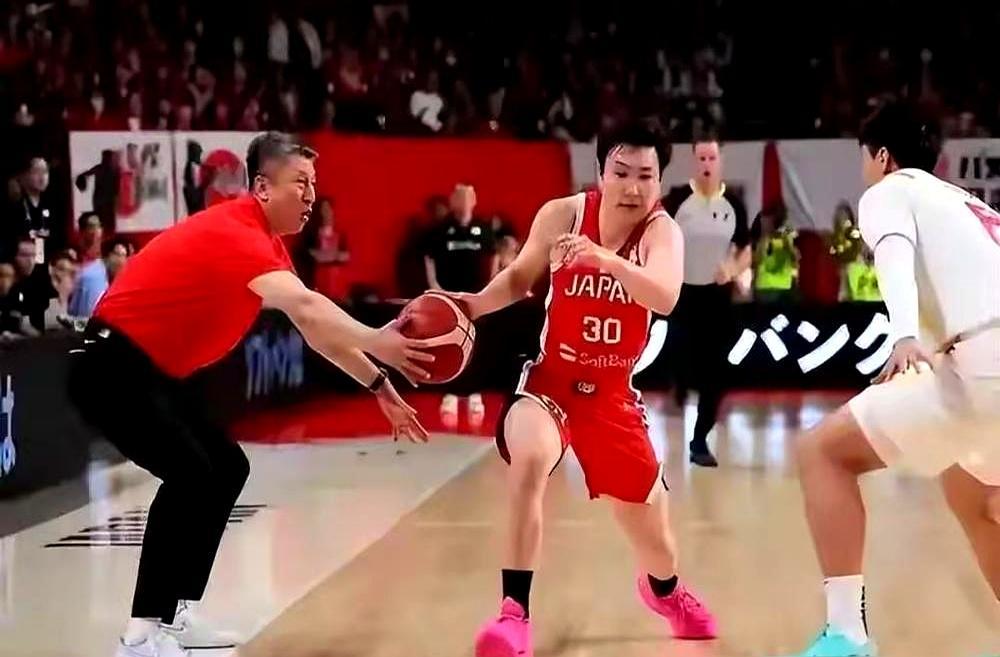 日本篮协连夜把告状信拍在国际篮联桌上，死咬郭士强场边摸球要求禁赛，结果等来一记响