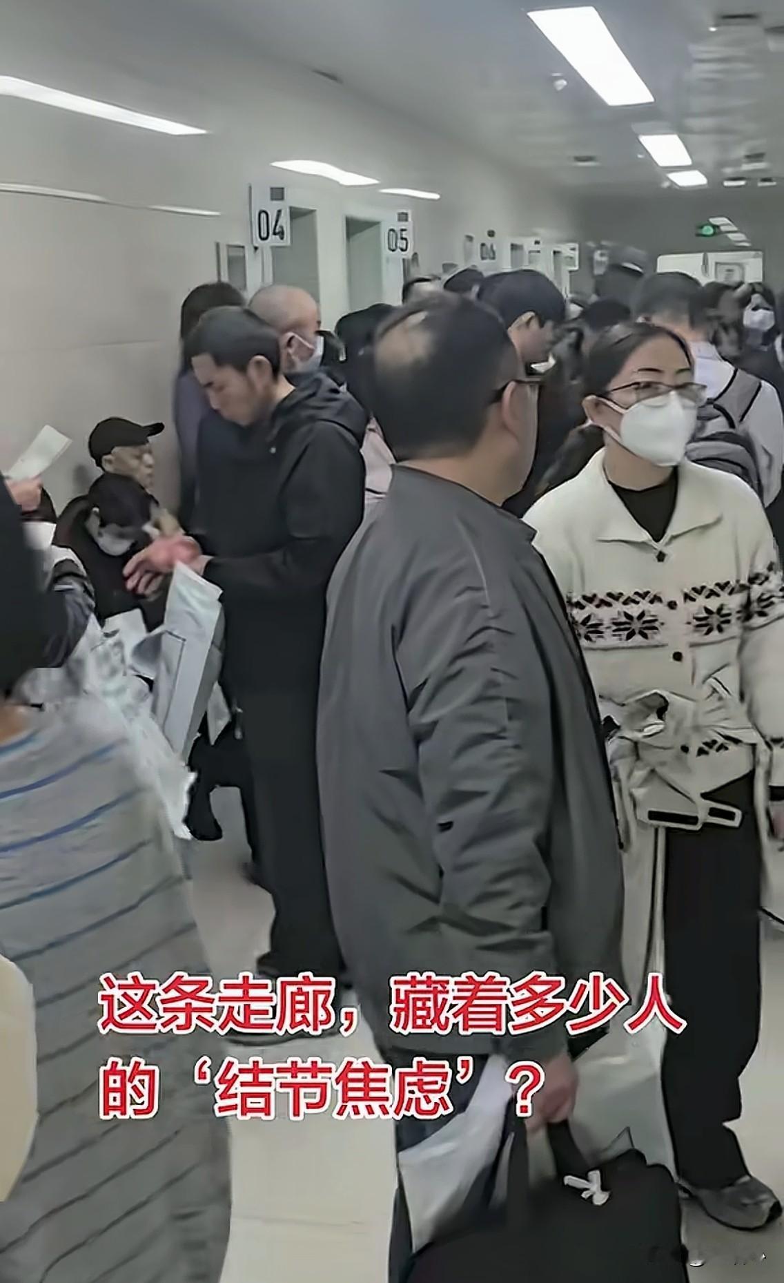 太多人长肺结节了！每到周一，新桥医院戴继刚主任门诊时间，走廊里站满了候诊的人，每
