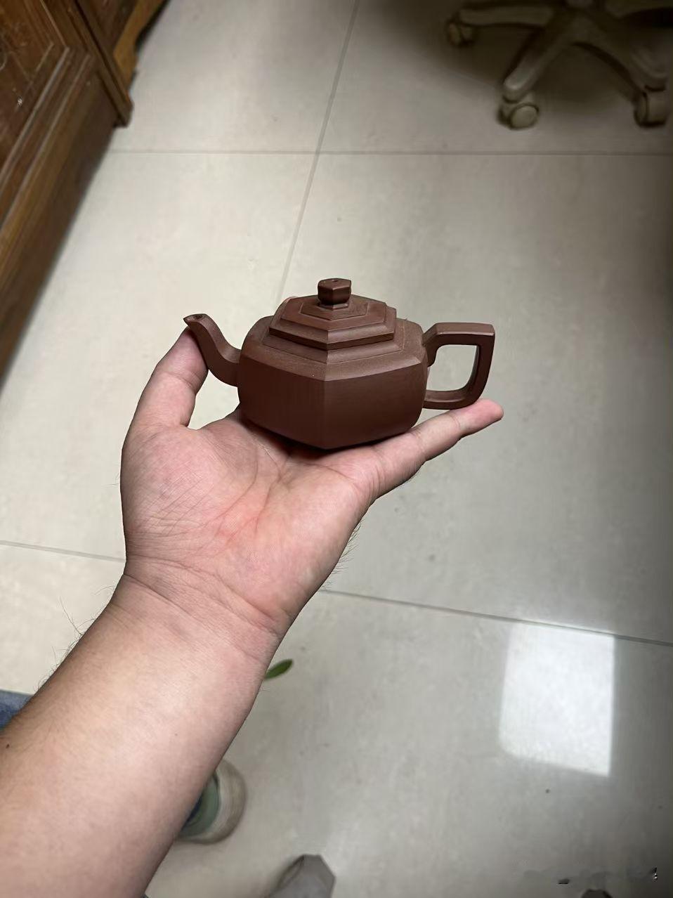 紫泥选的是质感，不是颜色
紫泥不紫莫惊讶，紫褐隐青才是它。
砂性重，颗粒显，云母