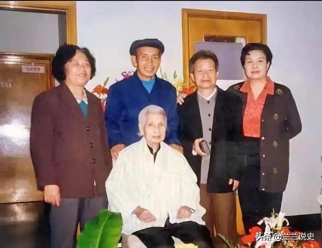 1997年，曾志最后一张全家福，儿子终身务农，她拒绝给孙子安排工作

1997年
