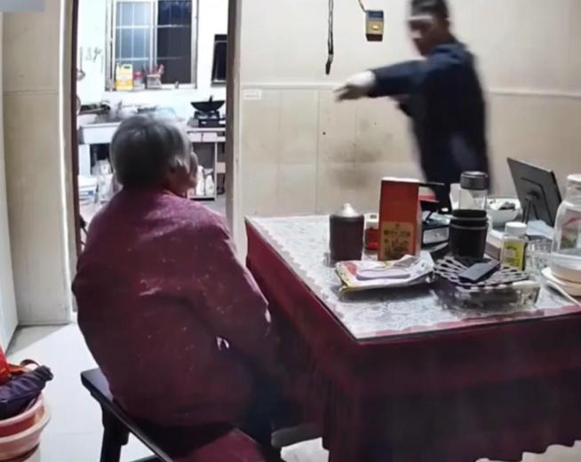男子暴打93岁母亲后续：扯头发扇耳光，老人被拽到冰凉的地板上，而男子打完之后不顾