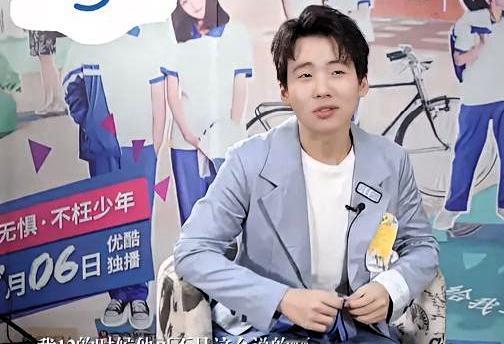郭麒麟被拍和女生深夜回家。三天了，没否认。

女生是韩系长发，不止一次同框。最自