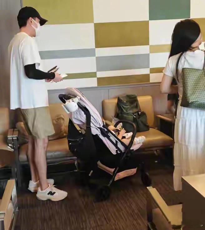 #日本偶遇胡歌一家三口# 有网友晒出了自己偶遇胡歌一家度假的照片，只见胡歌眼神满