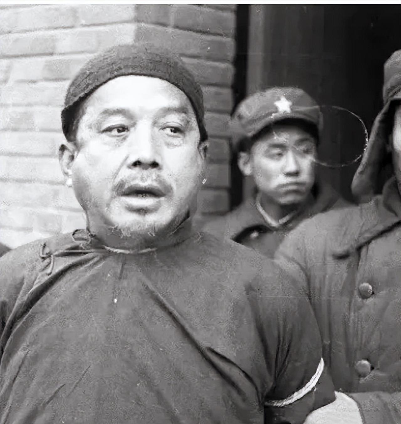 1951年6月，随着一声枪响，一个大汉奸受到了应有的惩罚，但是在他的脸上看不到一