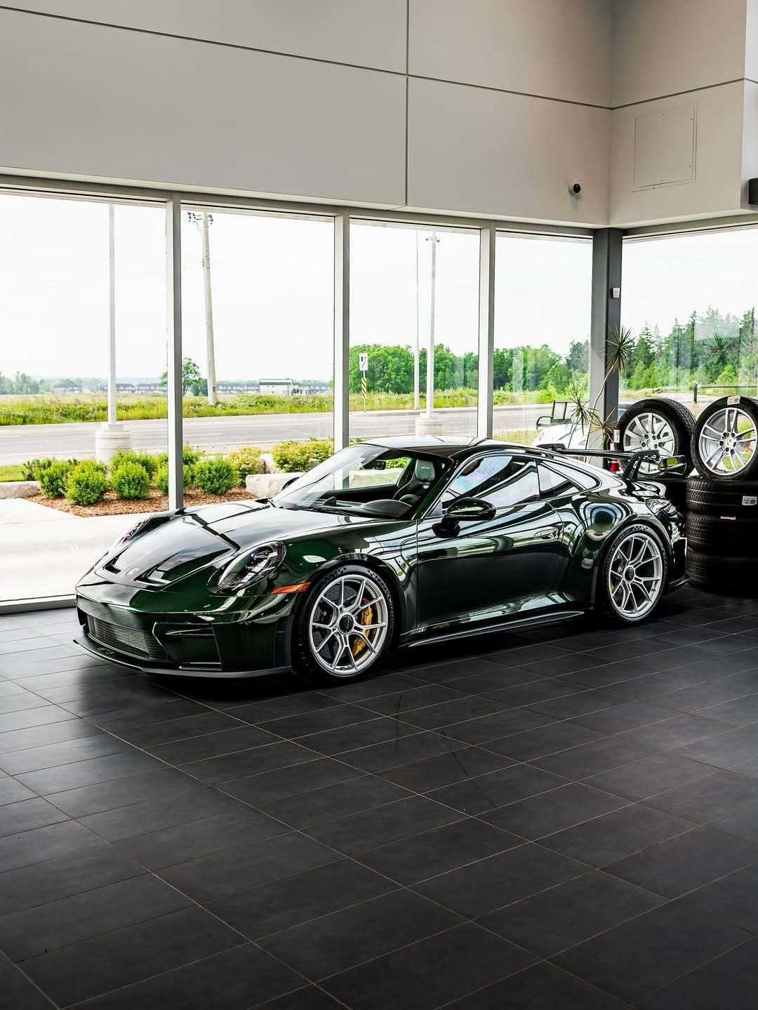 Oak Green Metallic Neo Porsche 992.2 GT3