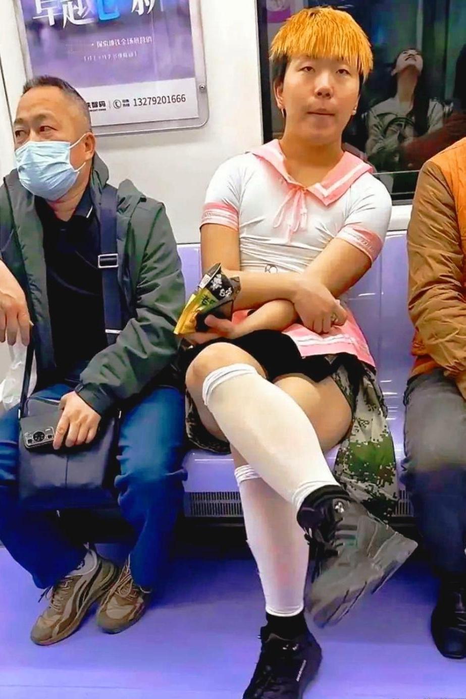 地铁偶遇一幕，看得我一时不知道怎么形容！
 
一位金发小哥穿着粉白上衣、白长袜，