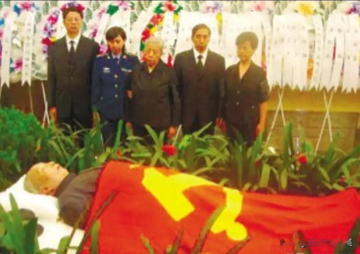 2008年8月31日，华国锋同志遗体告别仪式在北京八宝山革命公墓举行，图为其老伴