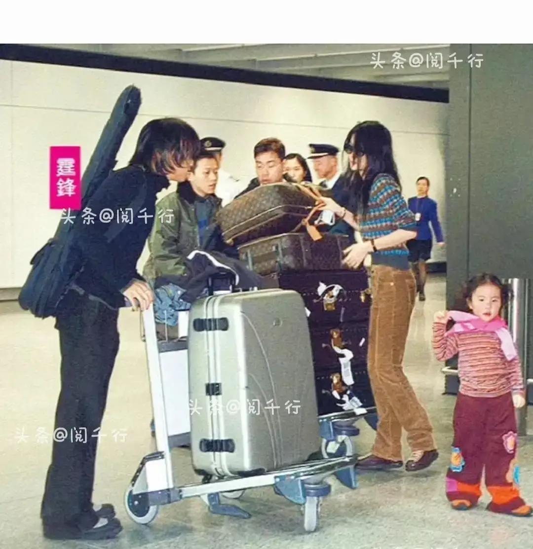 23年没同框，这次机场同框了！
 
2000年王菲31岁，谢霆锋20岁，世纪牵手