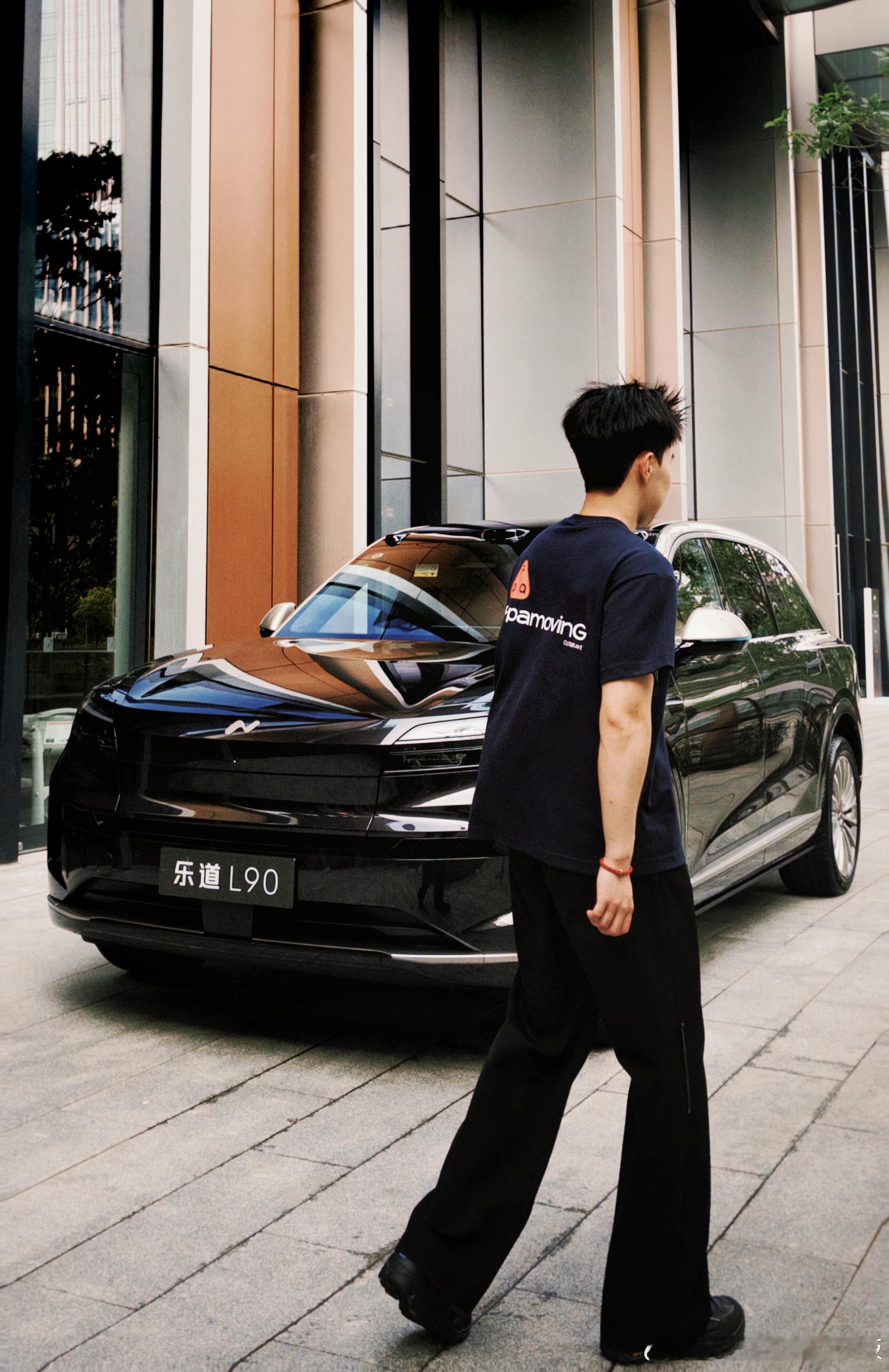 终于来厦门了跟2026款L90 两款全新【双拼色】来了张合影所以，车好看还是人好