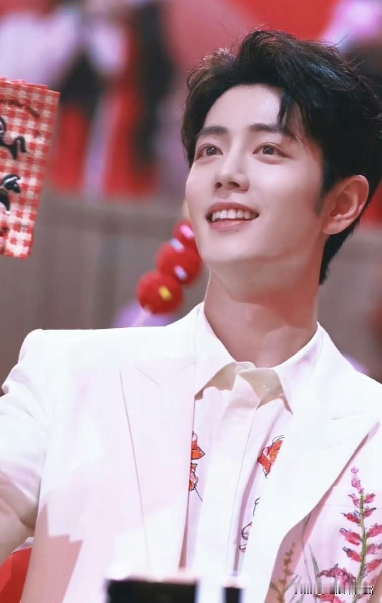 2026北京卫视春晚这步棋走得太对，邀来肖战绝对是全场高光！
他一身白西装亮相，