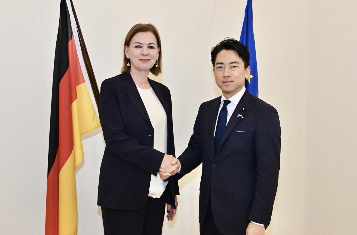 日本防卫大臣小泉进次郎分别：会见了德国大使西格蒙德，视频会见了意大利国防部长克罗