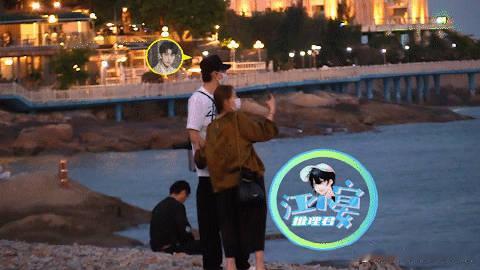 #林一和妈妈海边自拍##林一与妈妈同游厦门# 林一和妈妈同游厦门，在海边拍照打卡