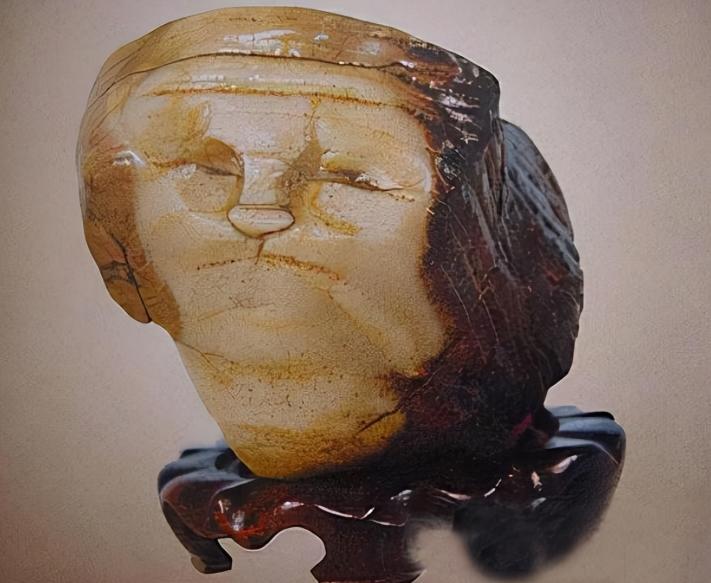1997年，宁夏小伙在中蒙边境出差时，用150元买下一块“人面石”，不料4年后，