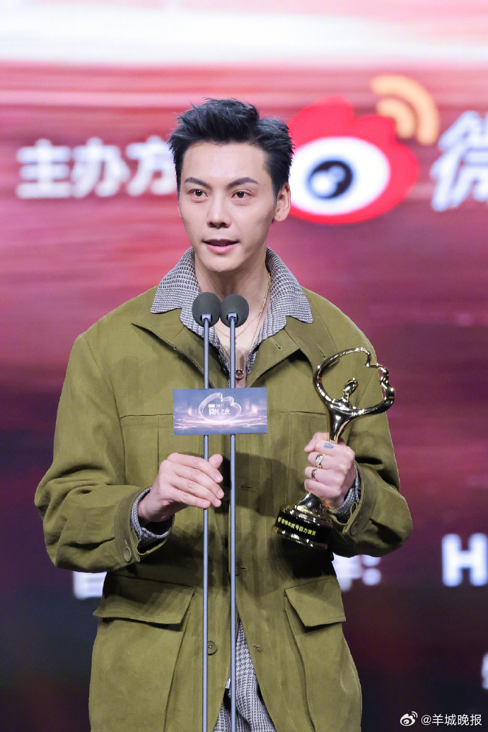 【回顾微博之夜颁奖现场照，哪位男星最惊艳你？】2月5日，北京颁奖舞台高光回顾，每