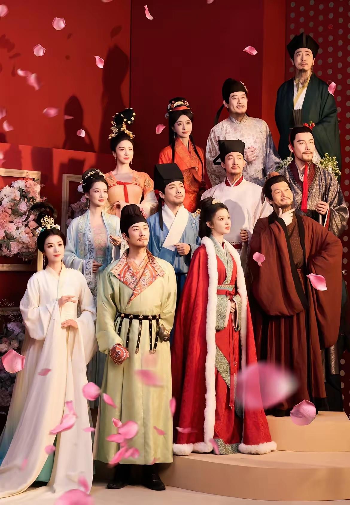 你可以说今年春晚笑点稀疏，
也可以说歌曲没记忆点，但唯独这点你喷不了：它的排面和