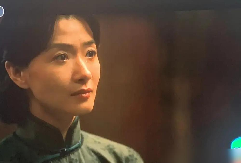 622颗要命的蚕豆，戳穿了《小夫妻》最大的骗局。
你眼看万茜挺着孕肚，在雨里冻