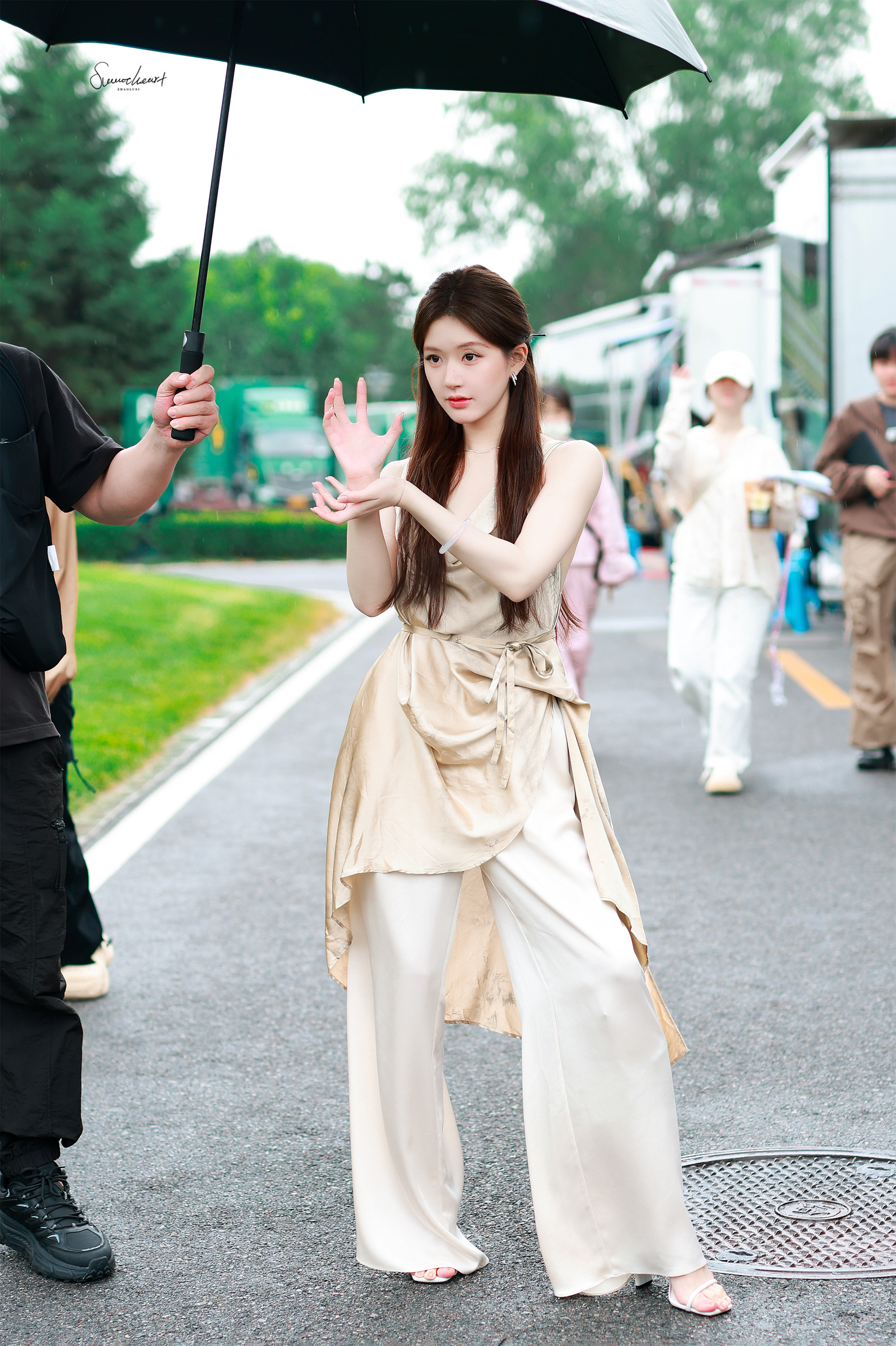 #赵露思模仿粉丝拍照# 像一个小手办[哇]#赵露思贴脸开大粉丝# ​​​