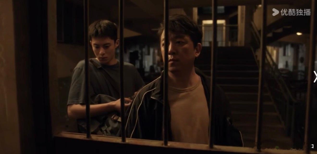 潘粤明人老了干什么都看着心酸虽然说姜还是老的辣，但是踹门的时候肯定没年轻人好使，