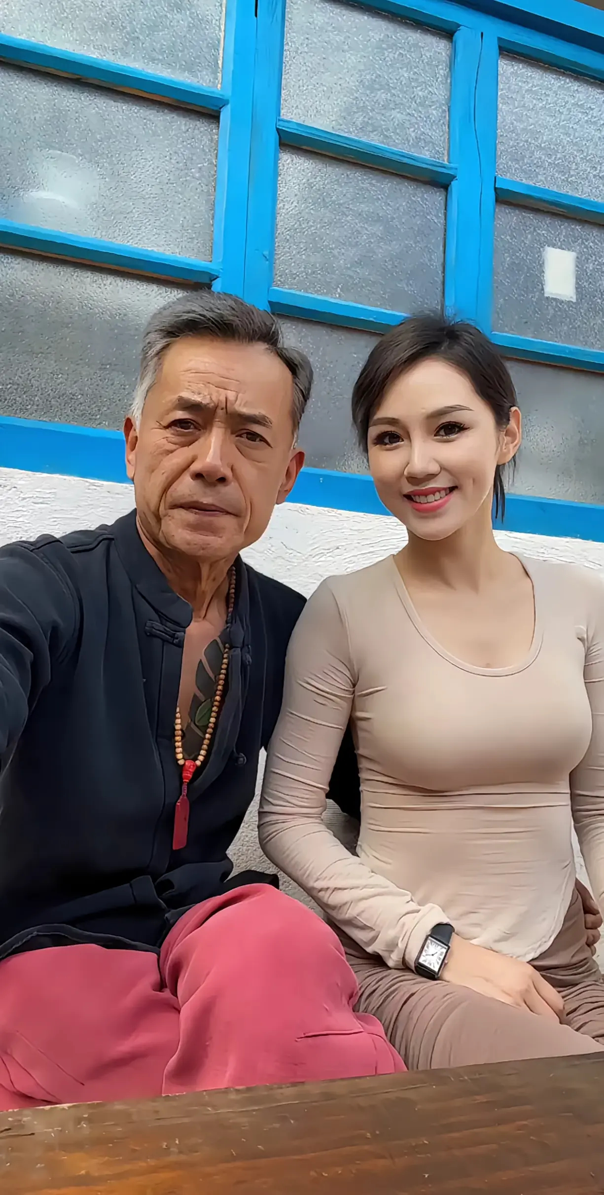 男的年轻20岁，是这个女的高攀不起的存在[允悲]，现在没钱的小伙都娶不到媳妇是有