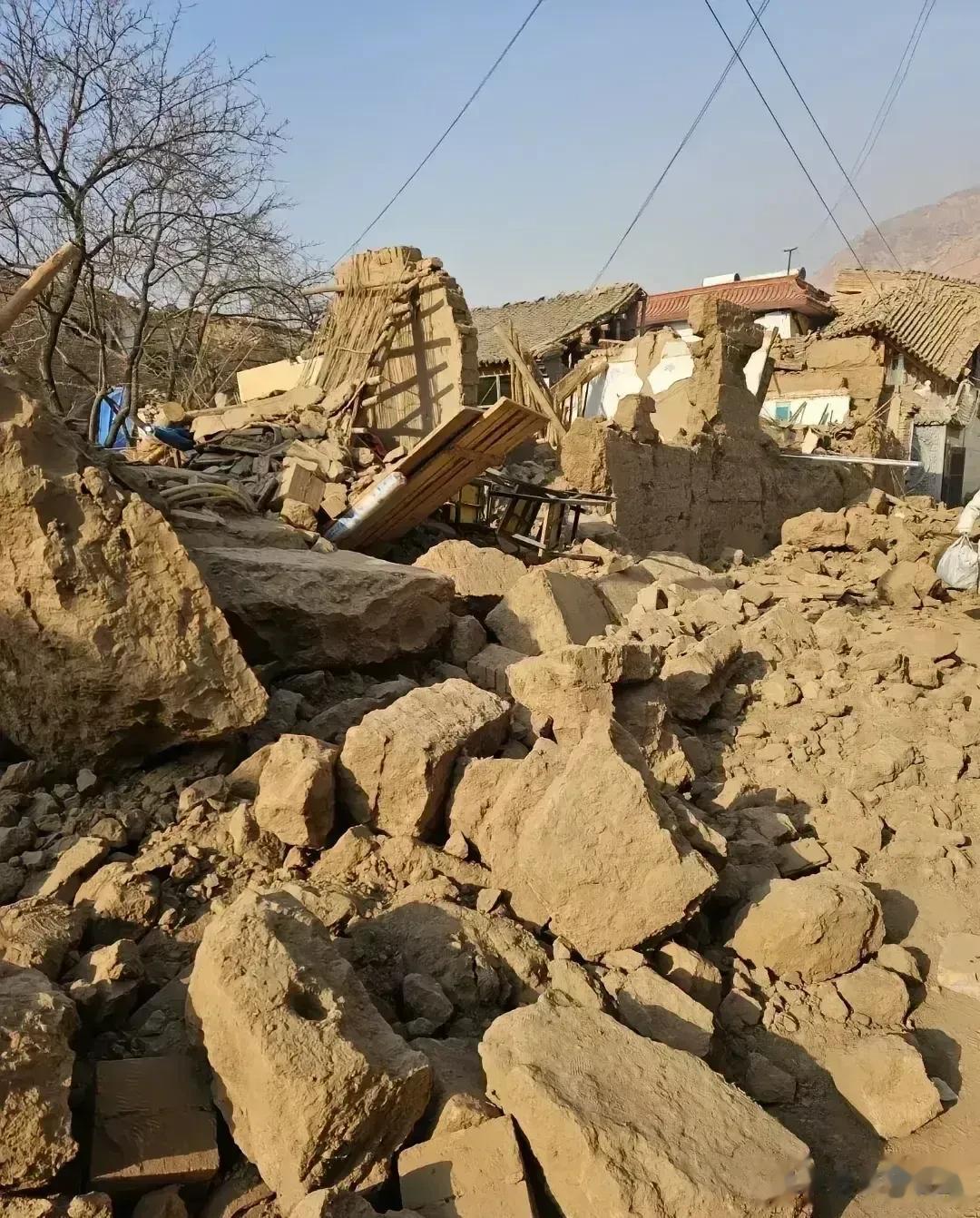 #地震甘肃积石山# 如果不是积石山地震，土坯房倒塌那么多，很难想象还有如此贫瘠之