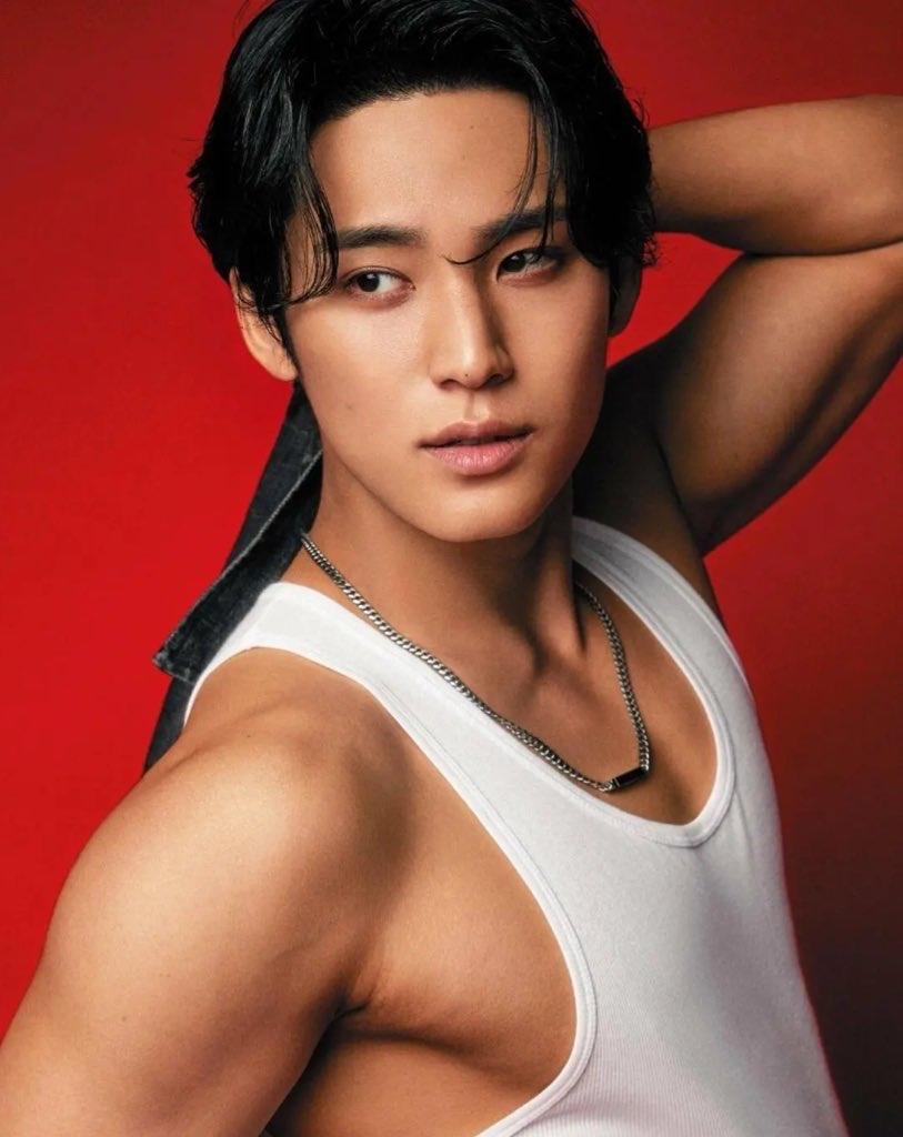 祝SEVENTEEN标志性成员金珉奎29岁生日快乐！这位多才多艺的说唱歌手兼创作