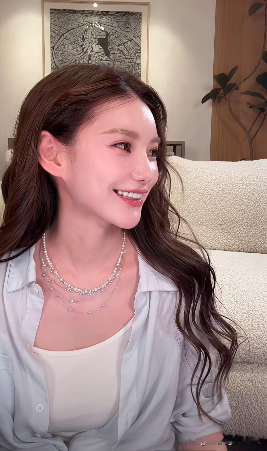 不得不说！筱梅这娘们，是真靠谱！
 
妈呀老铁们！细看筱梅直播那双手，瞬间就看明