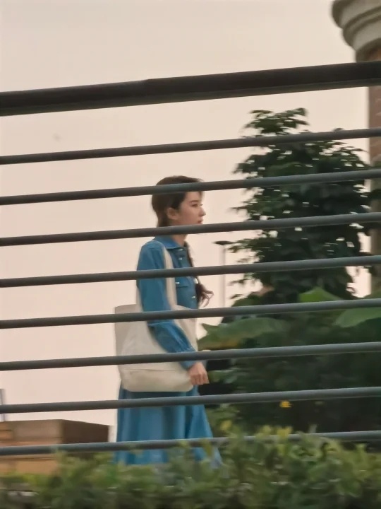 #刘亦菲牛仔裙侧颜路透##刘亦菲牛仔裙侧颜生图# 美到看到图呼吸一滞的感觉谁懂啊