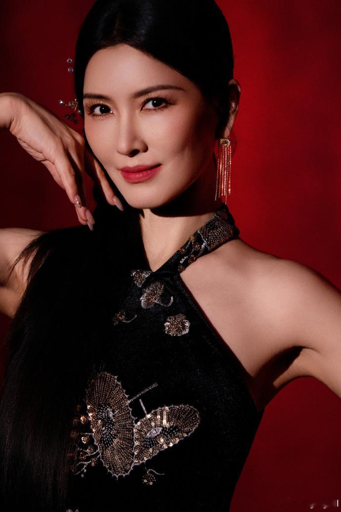 徐洁儿国风黑旗袍徐洁儿又换风格了 徐洁儿国风黑旗袍，造型真的是太美太有气质了吧，