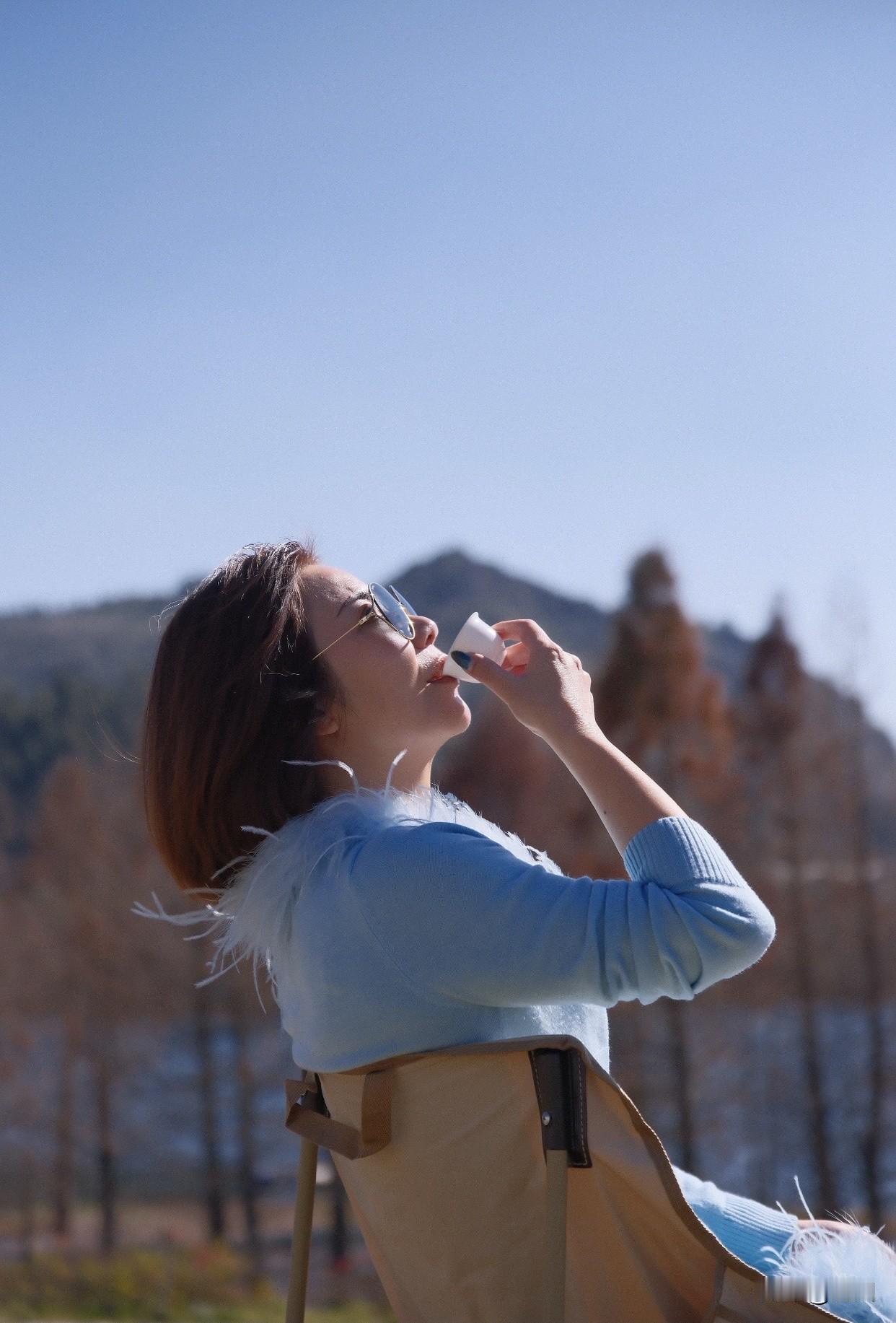 碧波荡漾映晴空，美人倚栏赏景中。