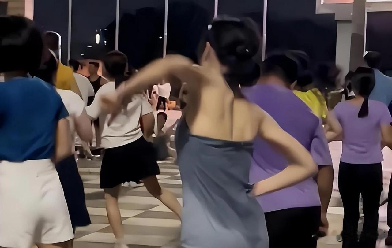 女人晚上岀门别喷太多香水，熏死个人
……
昨晚，去公园散步。
看到一群人在跳广场