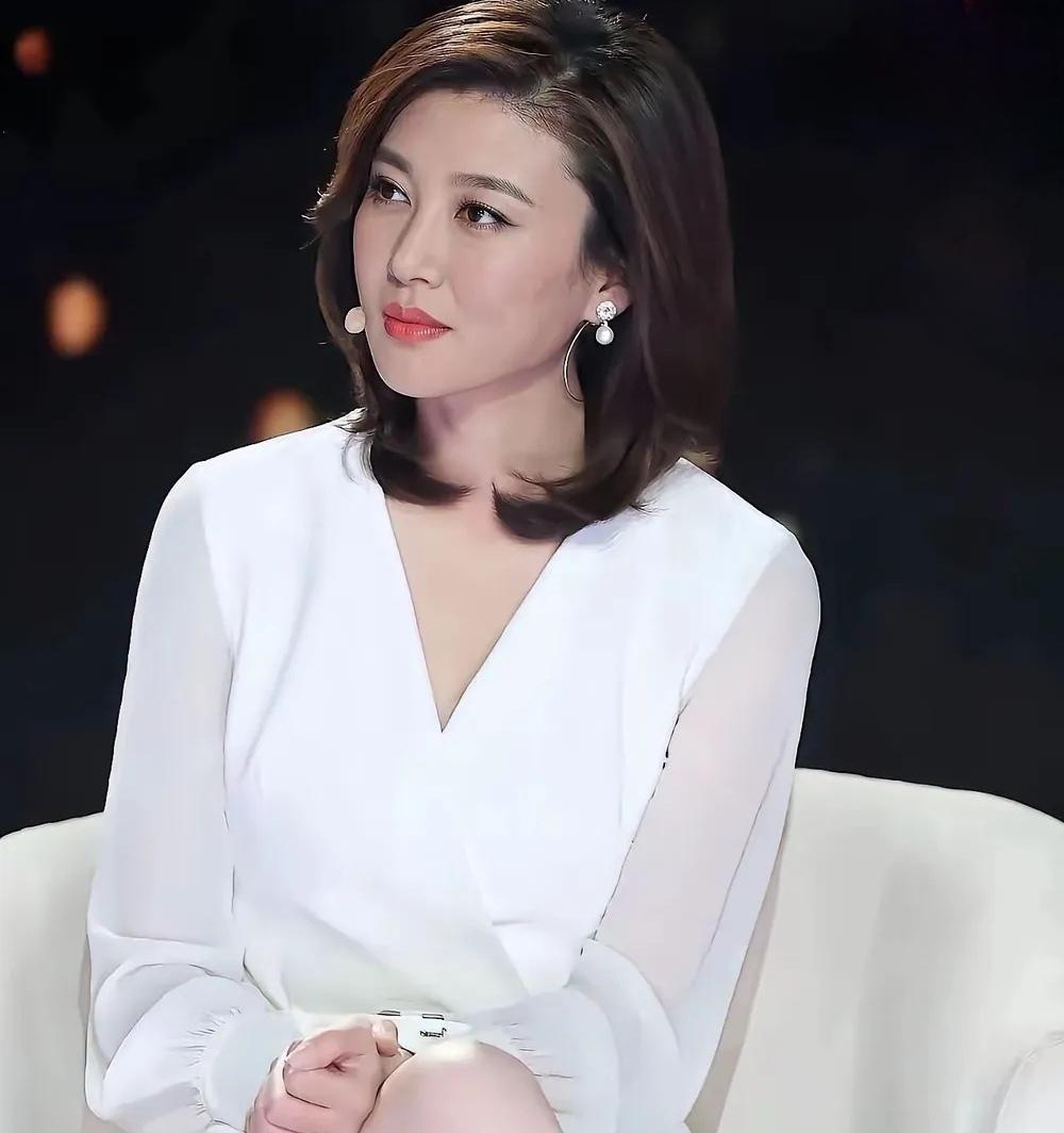 谁是央视公认气质出众的主持人？李红绝对榜上有名！常言道腹有诗书气自华，这份气质装