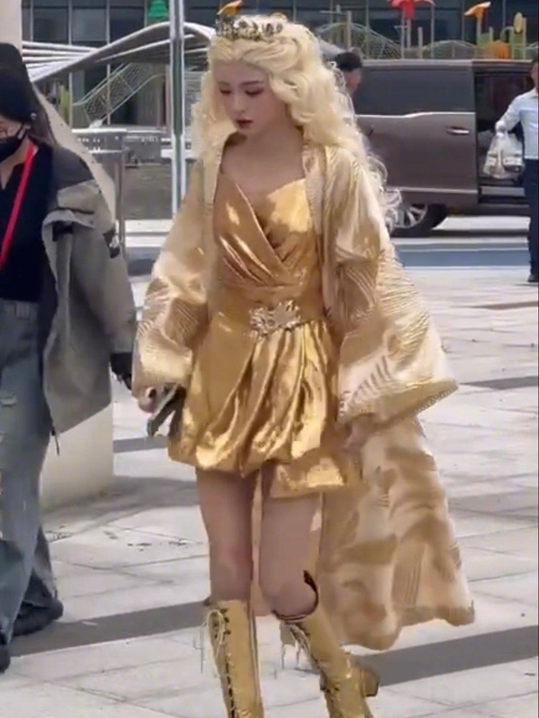 #张予曦雅典女神造型# 今日录制《萌探2024》路透，金色套装头戴金色王冠，金色