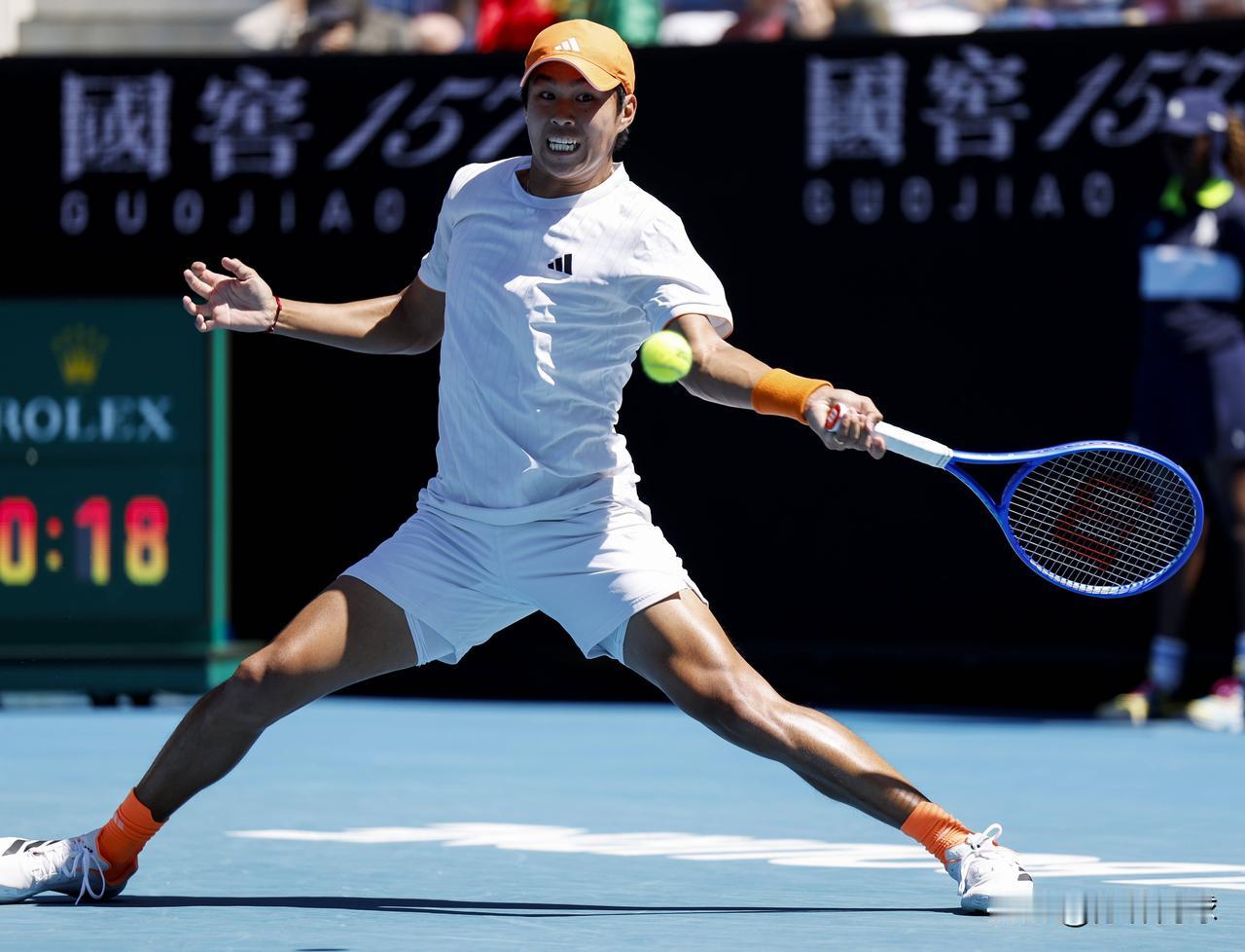 美网第三轮一场新生代对决
🇺🇸勒纳钱6-3, 1-6, 6-7(2), 6-