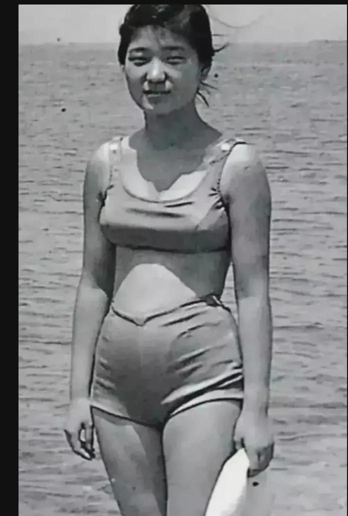 这张照片是朴槿惠少女时代的模样，如此清秀美貌，很难与后来的女总统联系起来。

朴